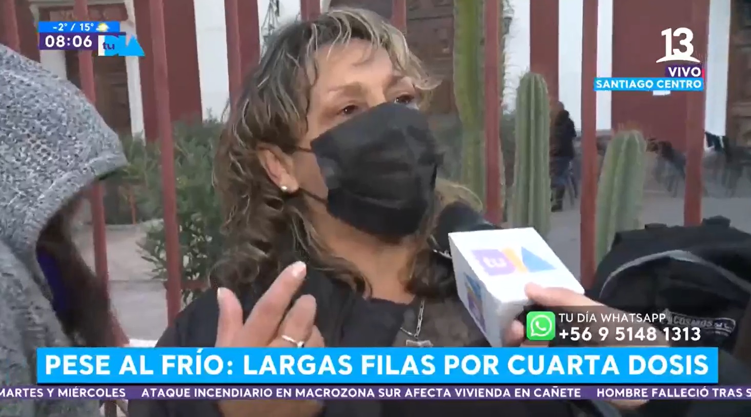 Mujer enojada por filas en vacunatorio