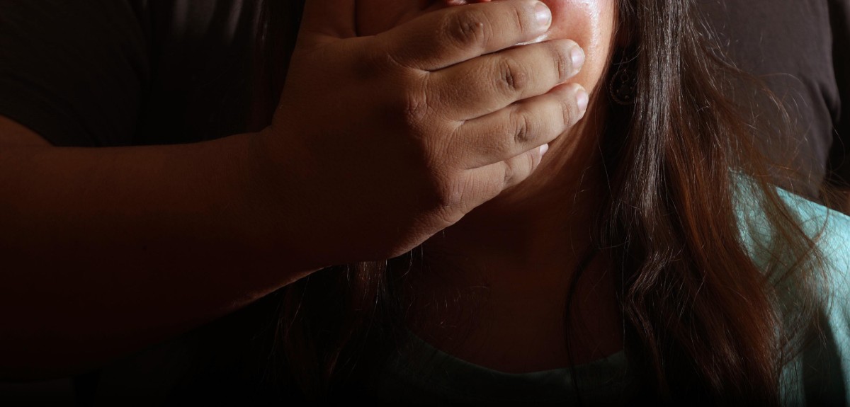 Mujer se defendió de agresión sexual atacando a violador con técnica de jiu-jitsu: murió ahorcado