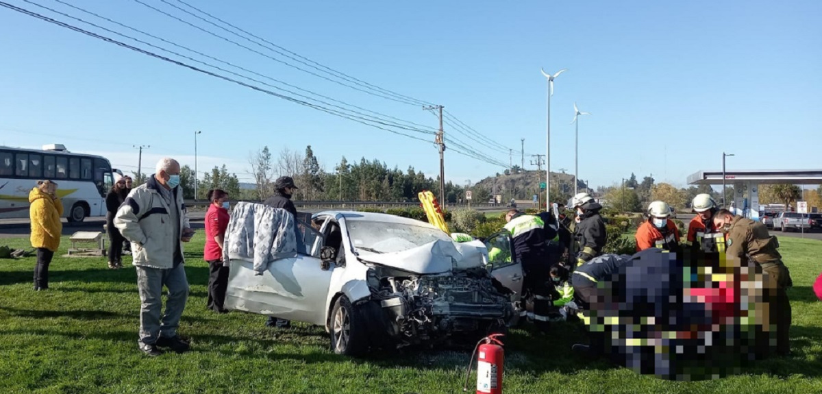 Niño murió luego que vehículo impactara contra letrero de bencinera en Ruta 5 sur