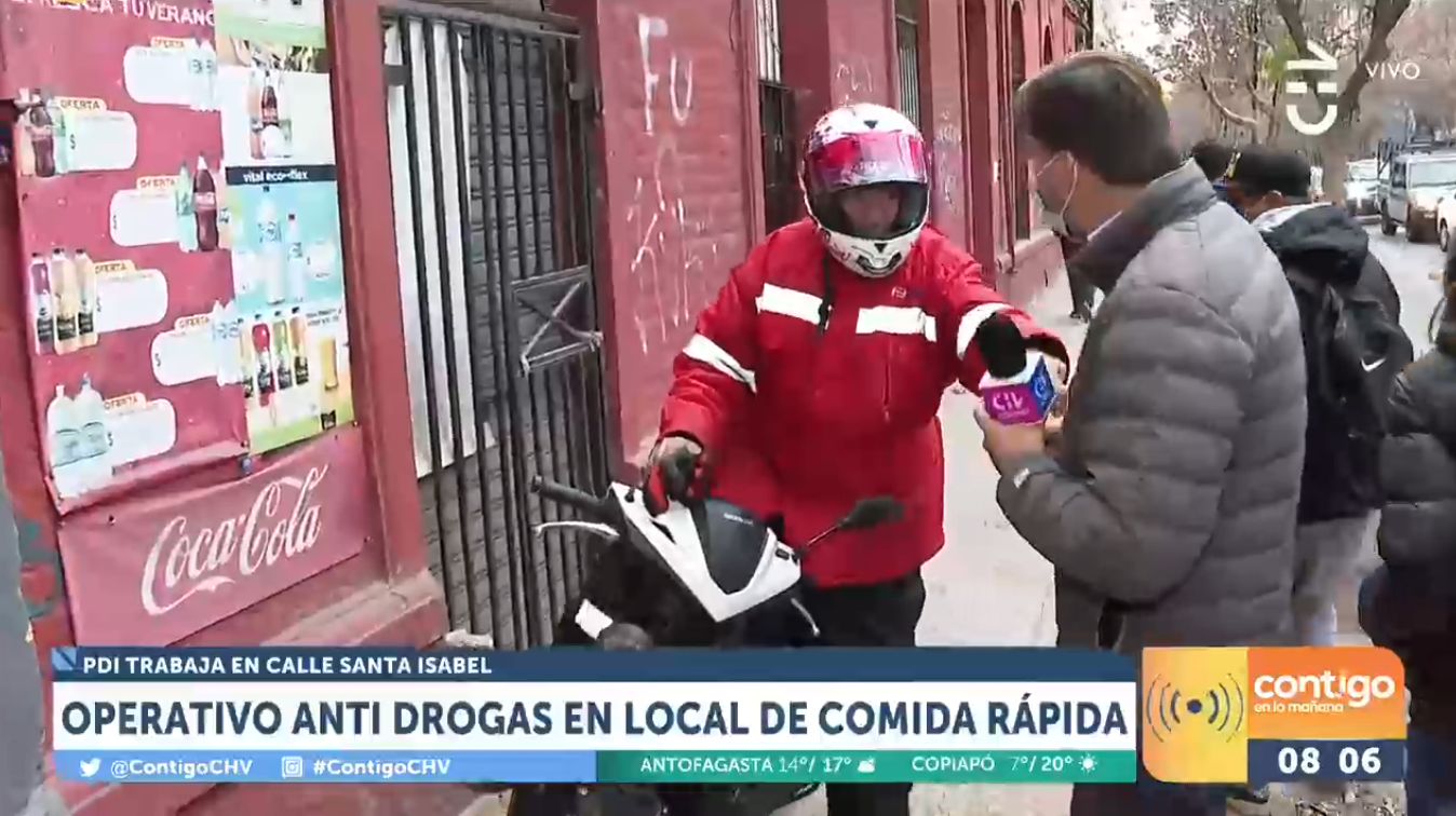 Periodista de CHV fue agredido durante operativo antidrogas en local de comida: "¡Ándate, conch...!