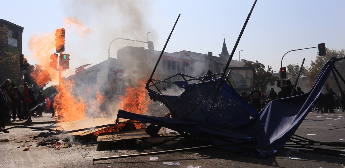 Saqueos e incidentes en Meiggs tras marcha paralela en Estación Central: reportan dos heridos a bala