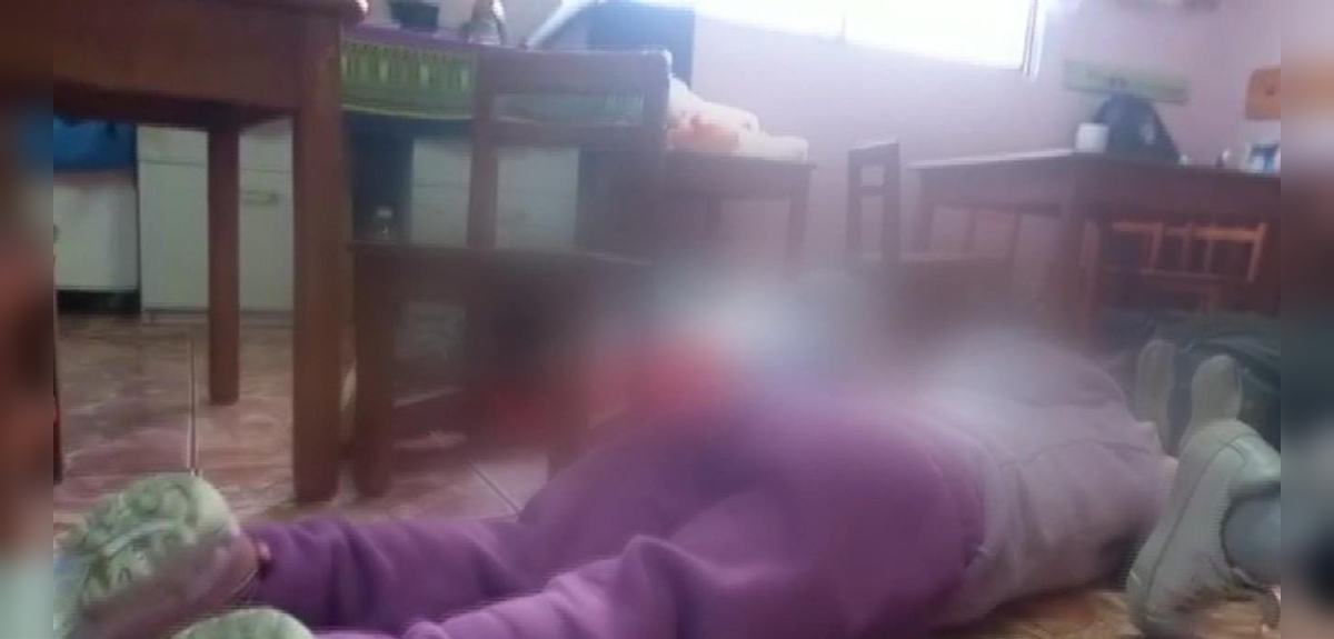 Dramático momento en jardín de La Victoria: tías le cantan a niños para calmarlos durante balacera