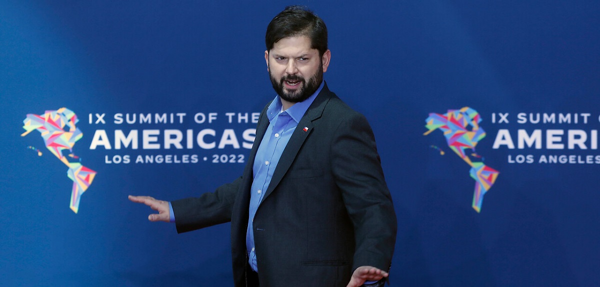 Boric y su error al criticar ausencia de EEUU en Cumbre de las Américas: representante estaba al lado