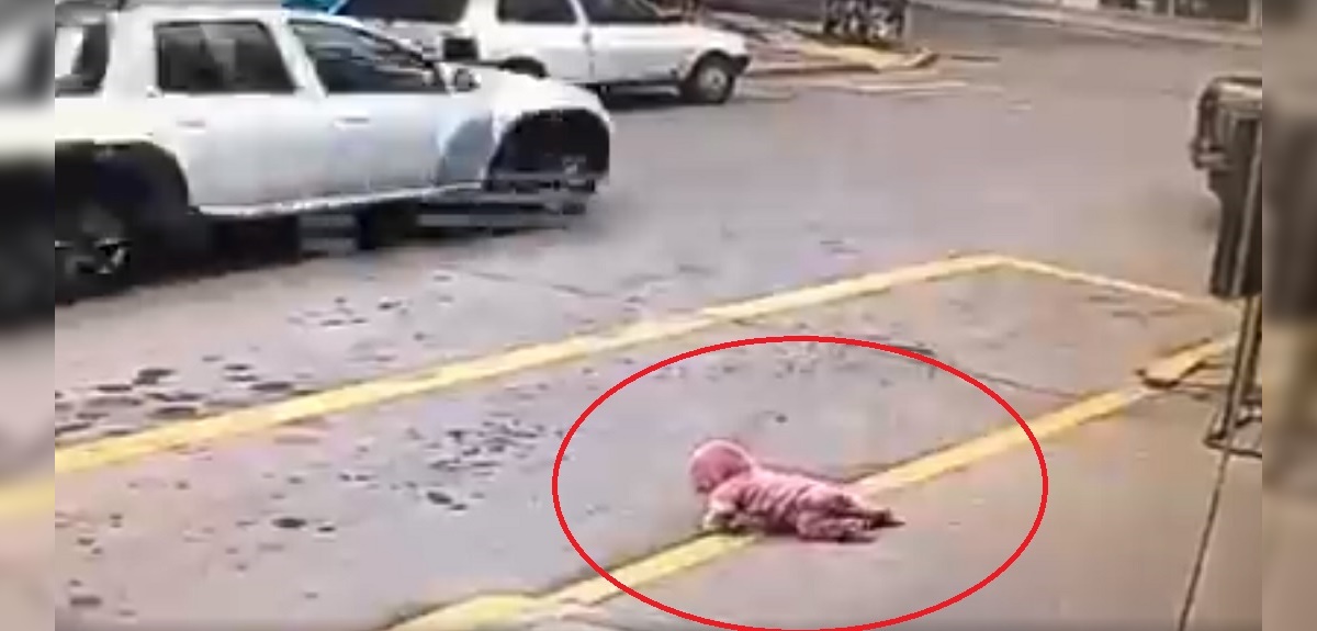 Hombre salvó la vida de bebé que gateaba entre los autos en Argentina: 