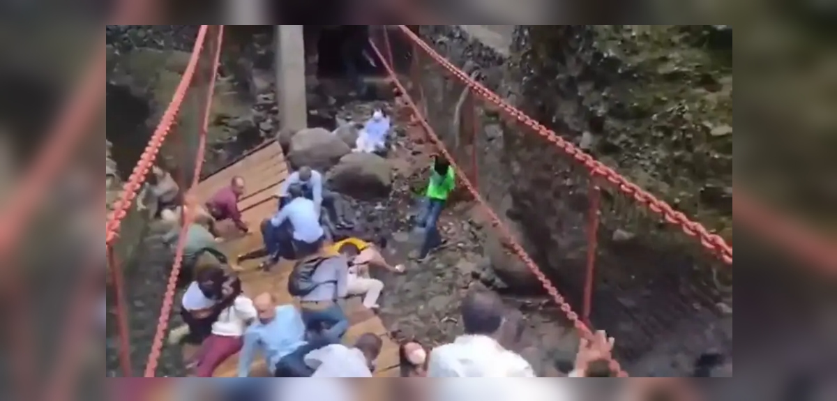 Cayó un puente colgante recién inaugurado en México: un alcalde está dentro de los heridos