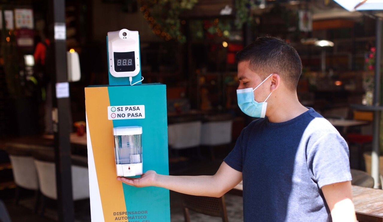 Minsal anuncia cambios en aforo de espacios cerrados y flexibiliza exigencia de ingreso sin pase