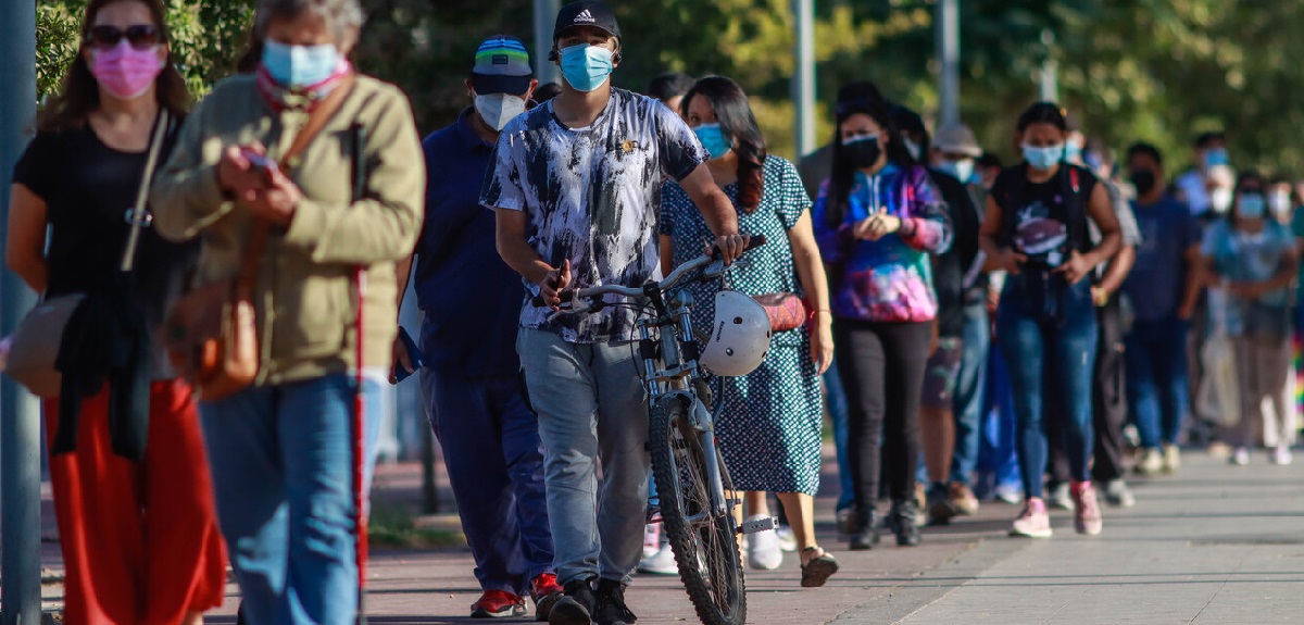 Chile supera barrera de los 12 mil casos diarios de COVID: la cifra más alta en los últimos 3 meses
