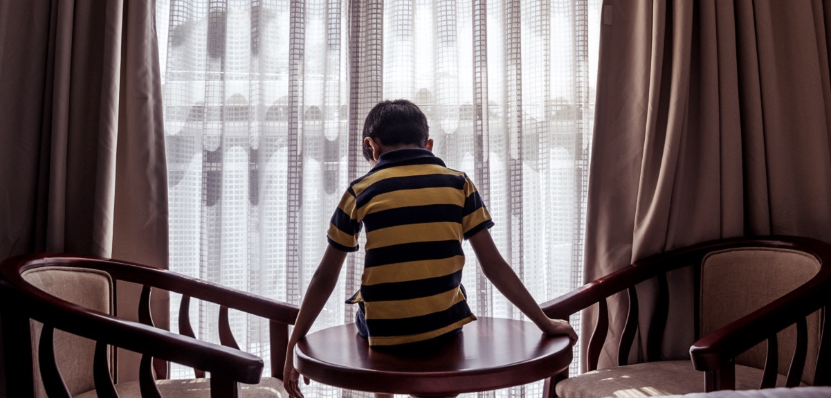 Defensa de padrastro de niño de 3 años que murió por maltrato dijo que era 