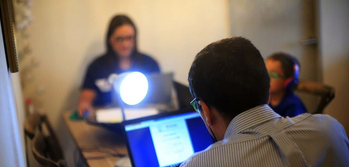 Tras extensión de vacaciones de invierno: emiten dictamen que permite teletrabajo de los padres