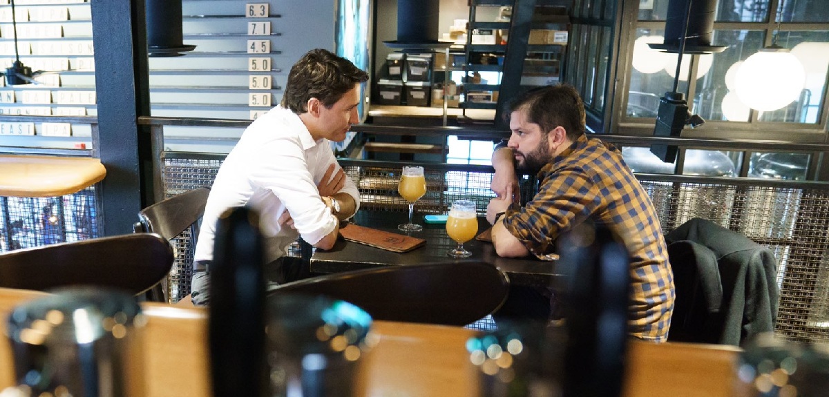 Relajada reunión: las imágenes de la salida de Gabriel Boric y Justin Trudeau a un bar de Ottawa