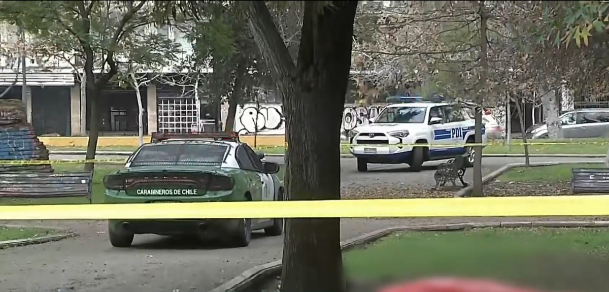 Hallan cuerpo de un joven en Parque Forestal: huía de 3 delincuentes que lo apuñalaron para robarle