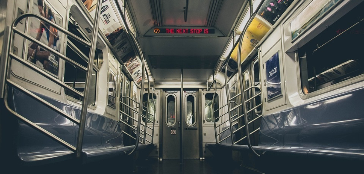 Hombre murió en metro de Nueva York: su pantalón quedó enganchado y el tren lo arrastró