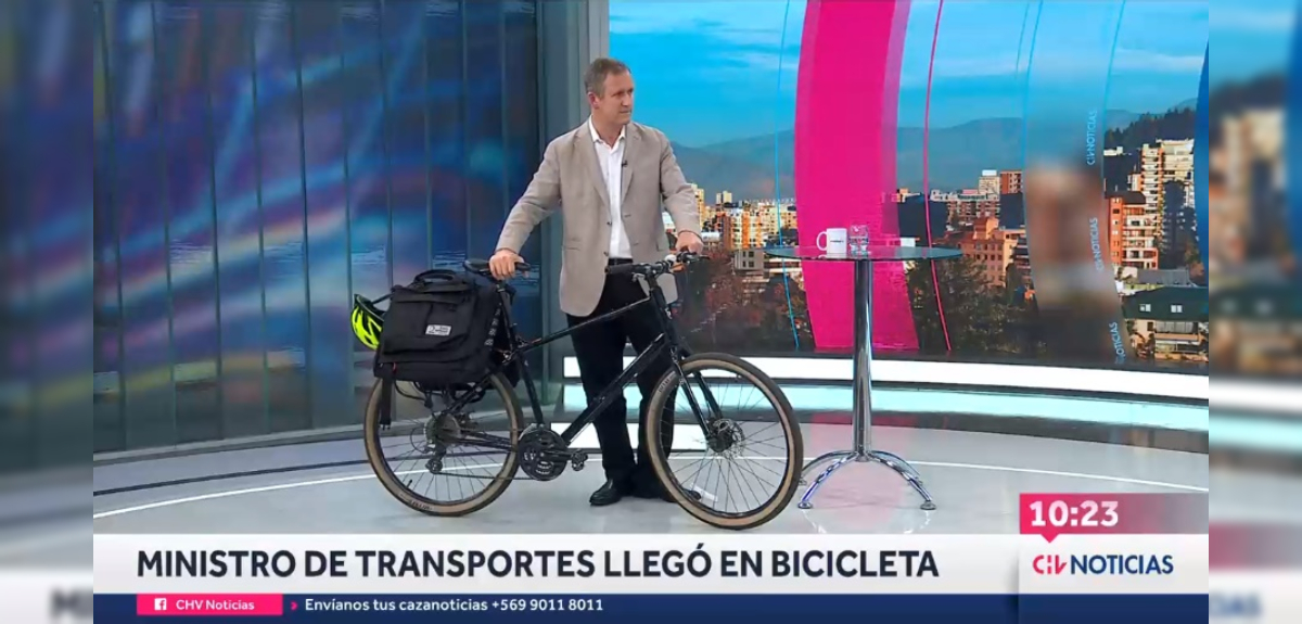 Ministro de Transportes llegó en bicicleta a entrevista en CHV: 