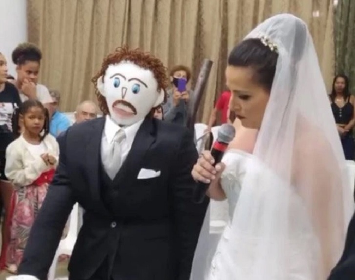 mujer se caso con muñeco de trapo