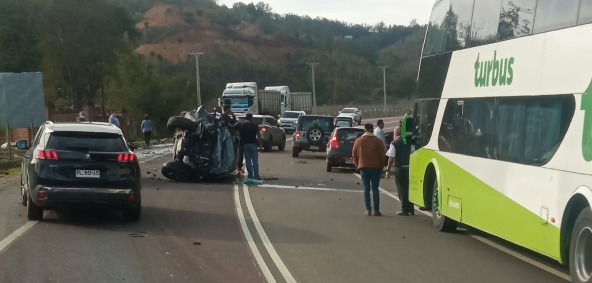 Padres mueren en accidente de auto en Casablanca: hijos de 7 años y 4 meses quedaron heridos