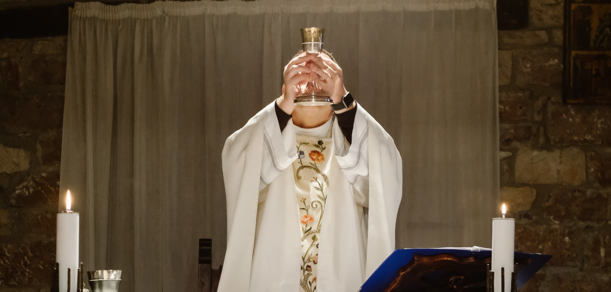 Video de sacerdote que ofició misa en estado de ebriedad y eructó sobre el altar se hizo viral