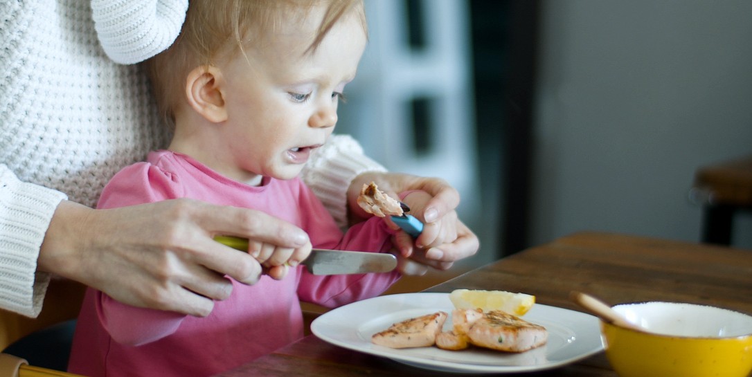 Experta entrega razones de por qué se debe dar alimentos a bebés a partir de los seis meses 