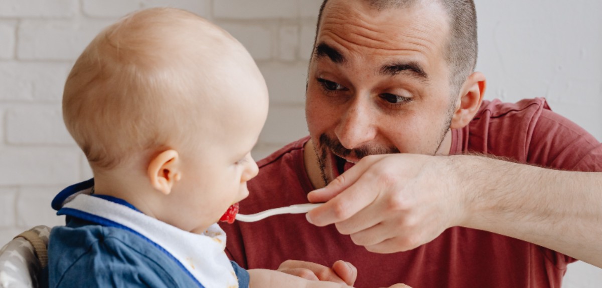 Experta entrega razones de por qué se debe dar alimentos a bebés a partir de los seis meses 