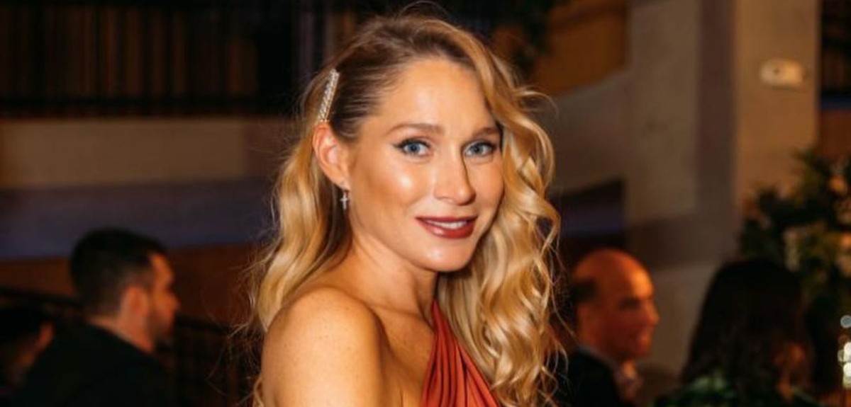 Constanza Mackenna mostró su avanzado embarazo en evento capitalino: lució elegante outfit