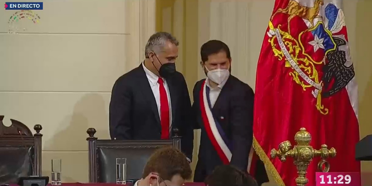 Silla hizo pasar vergüenza tras ceremonia de Convención: Boric intentó ayudar y no pudo