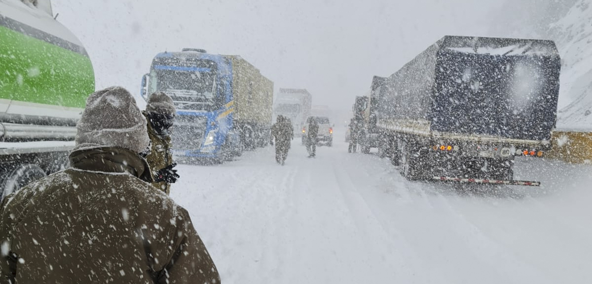 “No tengo agua ni comida”: el desesperado llamado de camionero varado en paso Los Libertadores