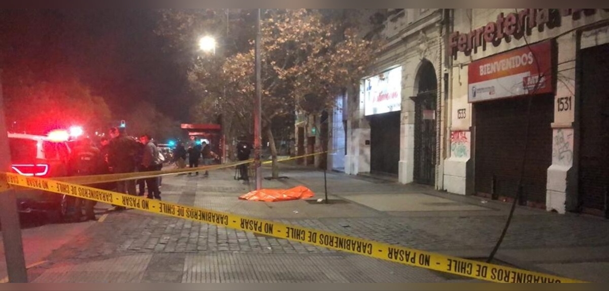 Desvinculan a dos carabineros por no prestar ayuda a hombre apuñalado en Santiago Centro