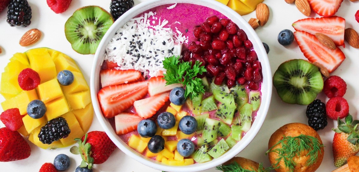 Consumir fruta de noche es realmente dañino para la salud: nutricionista despeja las dudas