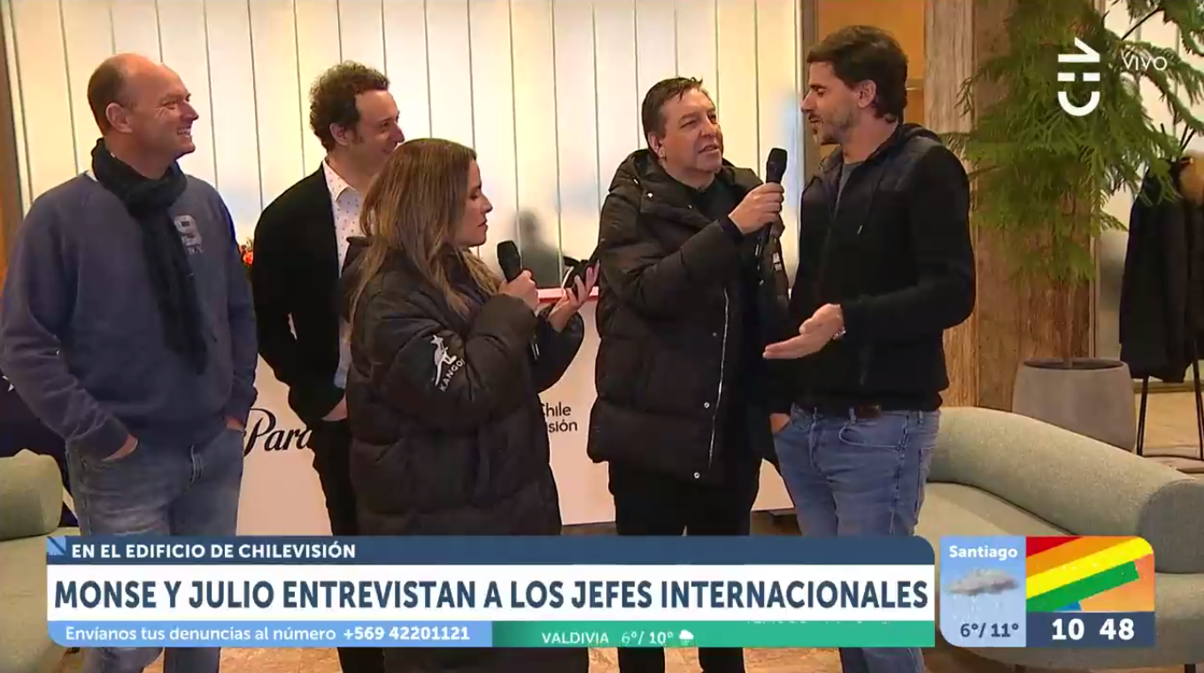 Monse Álvarez y JC Rodríguez desordenaron matinal de CHV: disfrutaron de la lluvia y estrenaron set