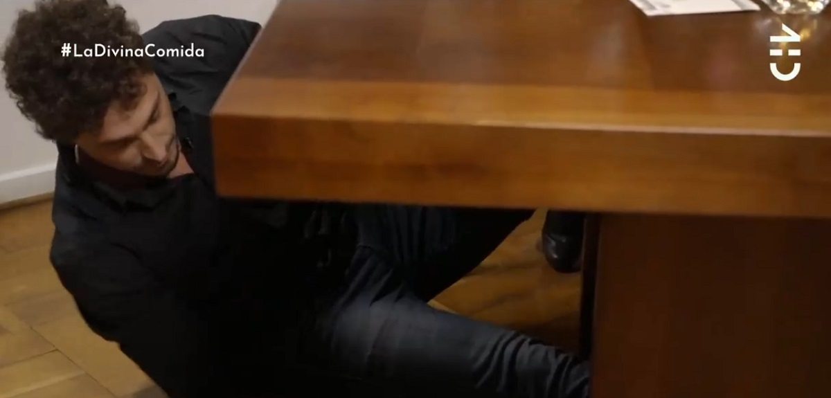 Joche Bibbó protagonizó particular momento bajo la mesa de Yasmín Valdés en 'La Divina Comida'
