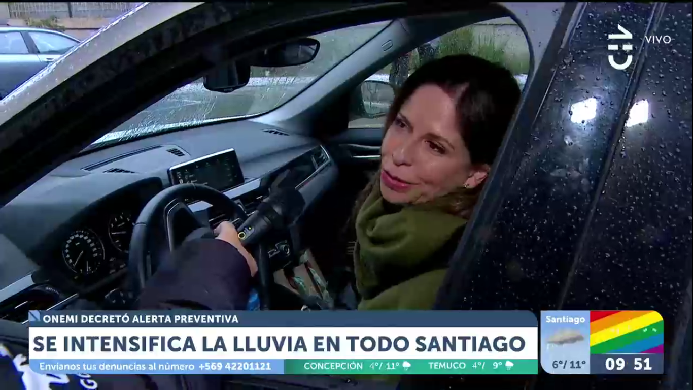 Monse Álvarez y JC Rodríguez desordenaron matinal de CHV: disfrutaron de la lluvia y estrenaron set