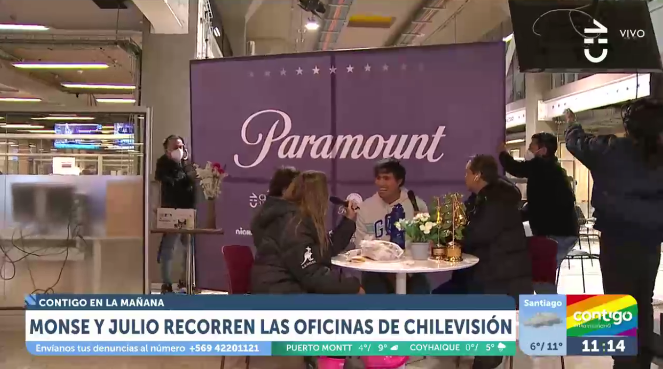 Monse Álvarez y JC Rodríguez desordenaron matinal de CHV: disfrutaron de la lluvia y estrenaron set