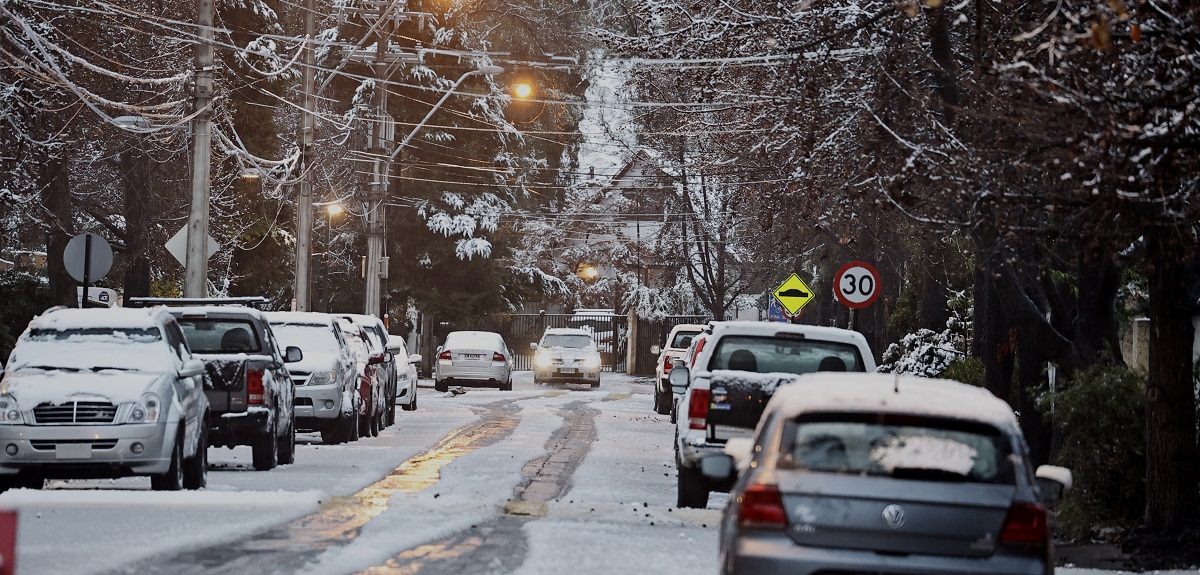 Sistema frontal dejó nieve en varios puntos de la RM: se registraron cortes de luz y anegamientos
