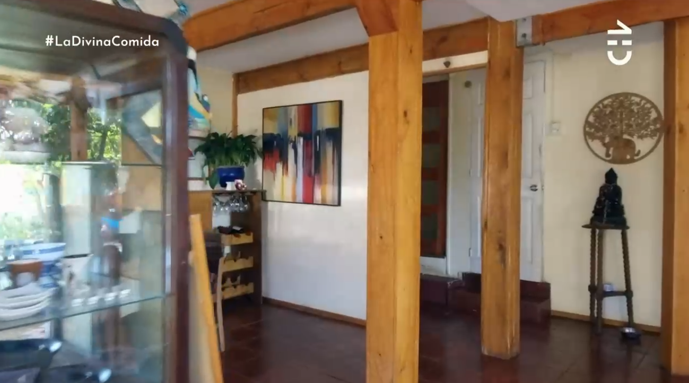 Ánfora de perrito y uñas de gatito fallecido: el significativo rincón de la casa de Pamela Villalba