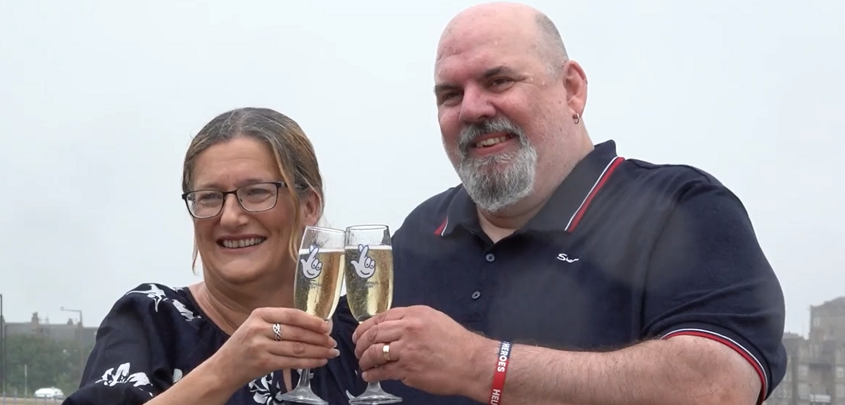 Pareja ganó 4 millones de dólares y parte del premio lo usó en insólitas compras