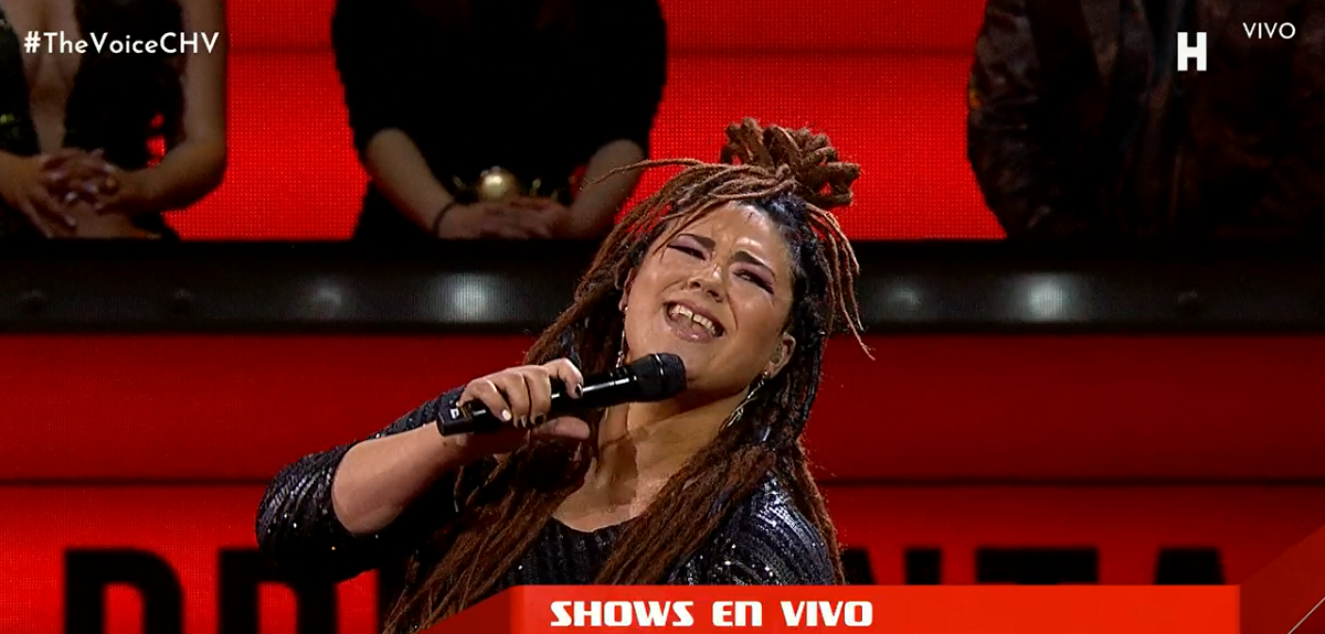 Participante de The Voice sufrió percance de vestuario en pleno escenario: 