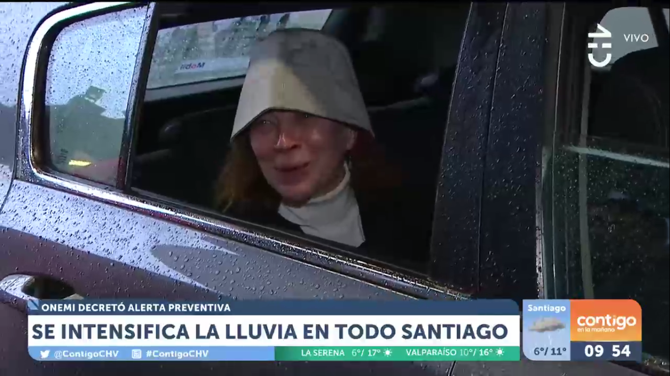 Monse Álvarez y JC Rodríguez desordenaron matinal de CHV: disfrutaron de la lluvia y estrenaron set