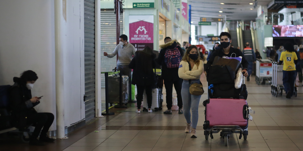Viralizan insólitos precios de sándwiches en cafetería de aeropuerto de Santiago: 