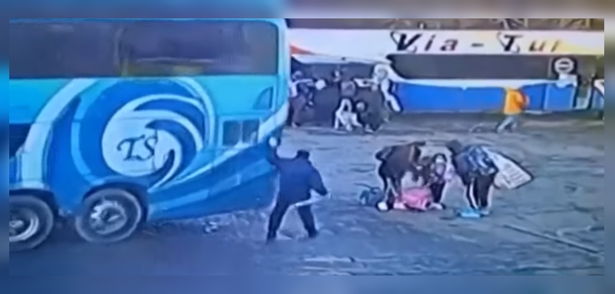 Escapada milagrosa: video captó momento en que bus casi aplastó a familia en terminal
