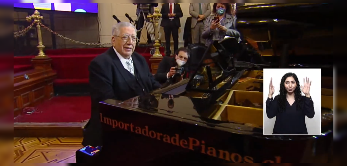 La emoción de Valentín Trujillo tras interpretar el himno nacional en Convención: “Viva Chile”