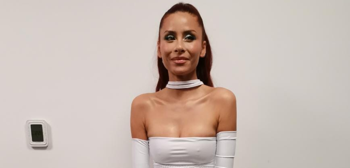 Cami sorprendió en The Voice con audaz vestido blanco: tuvo que arreglarlo en cada corte comercial