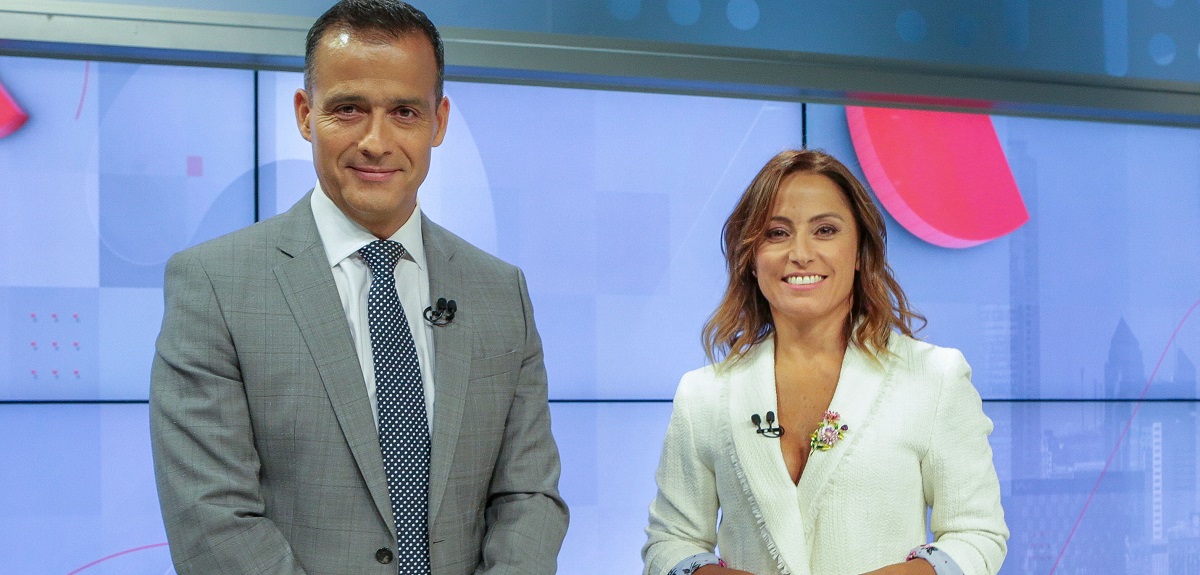 Constanza Santa María sufrió ataque de risa tras vivir fail en noticiero: confundió a Iván Núñez