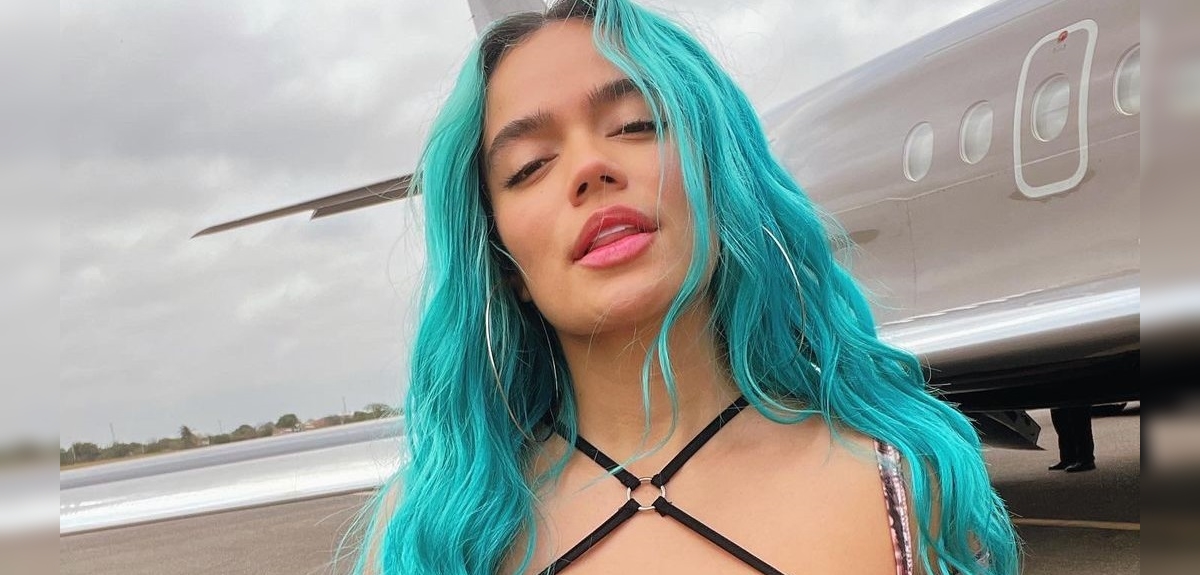 Karol G dijo adiós a su pelo azul y estrenó osado tono de cabello: 