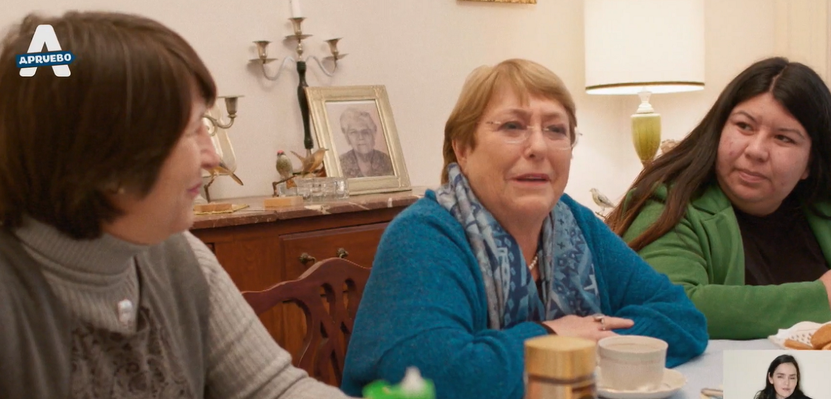 Michelle Bachelet apareció junto a grupo de mujeres en franja del Apruebo: 