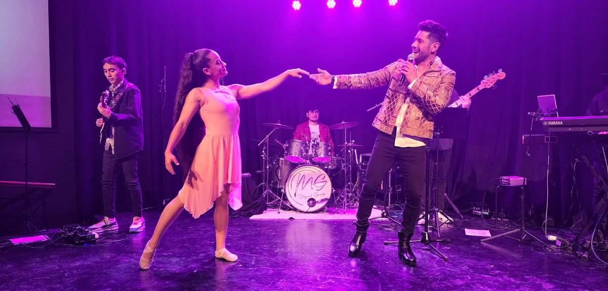 Miguel Garcés vivió emotivo momento tras ser acompañado por su hija en el regreso a los escenarios