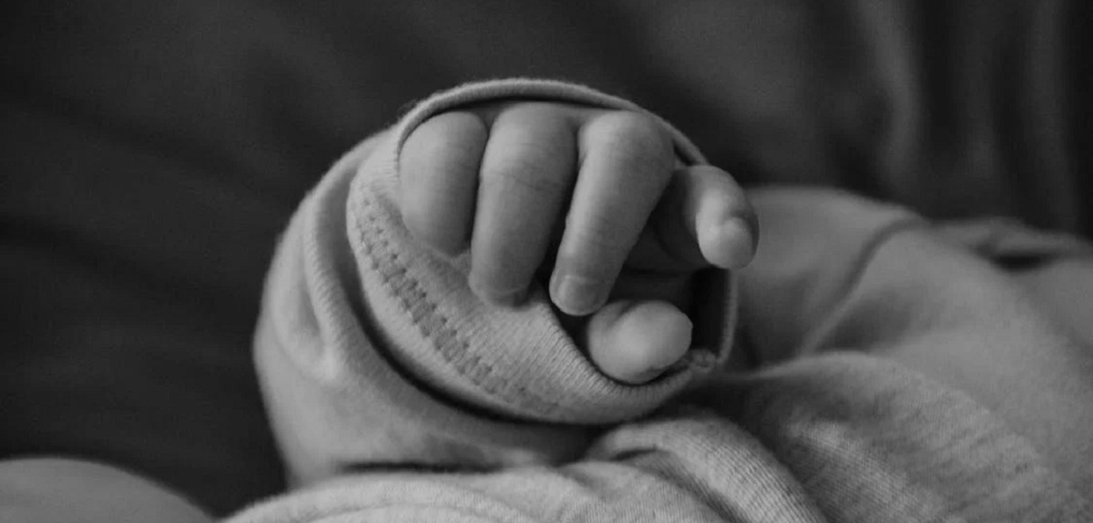 Bebé de un año murió en Renca tras sufrir diversas lesiones: la madre y su pareja fueron detenidos