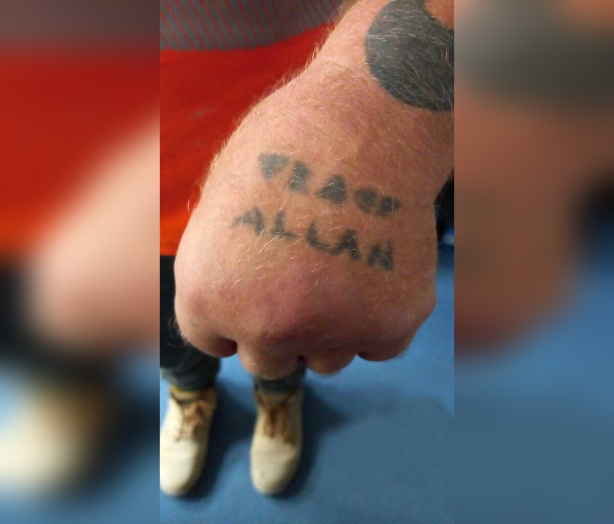 Hombre de 61 años ha deletreado mal su nombre toda su vida: incluso se lo tatuó dos veces con error