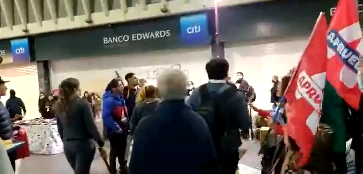 Violento momento en Santiago: captan a comerciantes amenazando con fierros a adherentes del Apruebo