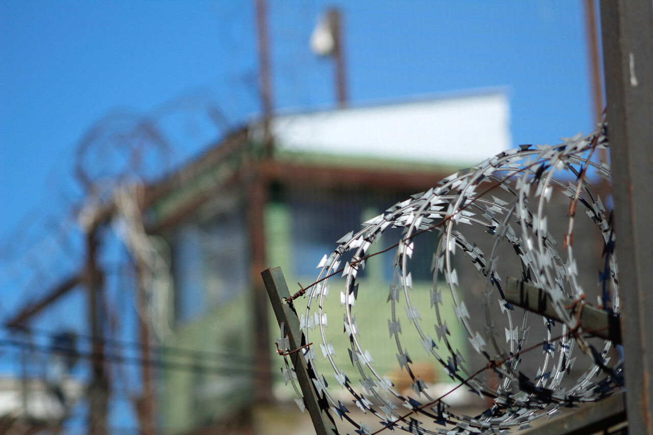 Hay 5 sospechosos: denuncian presunta violación de dos reos en penal concesionado de Concepción