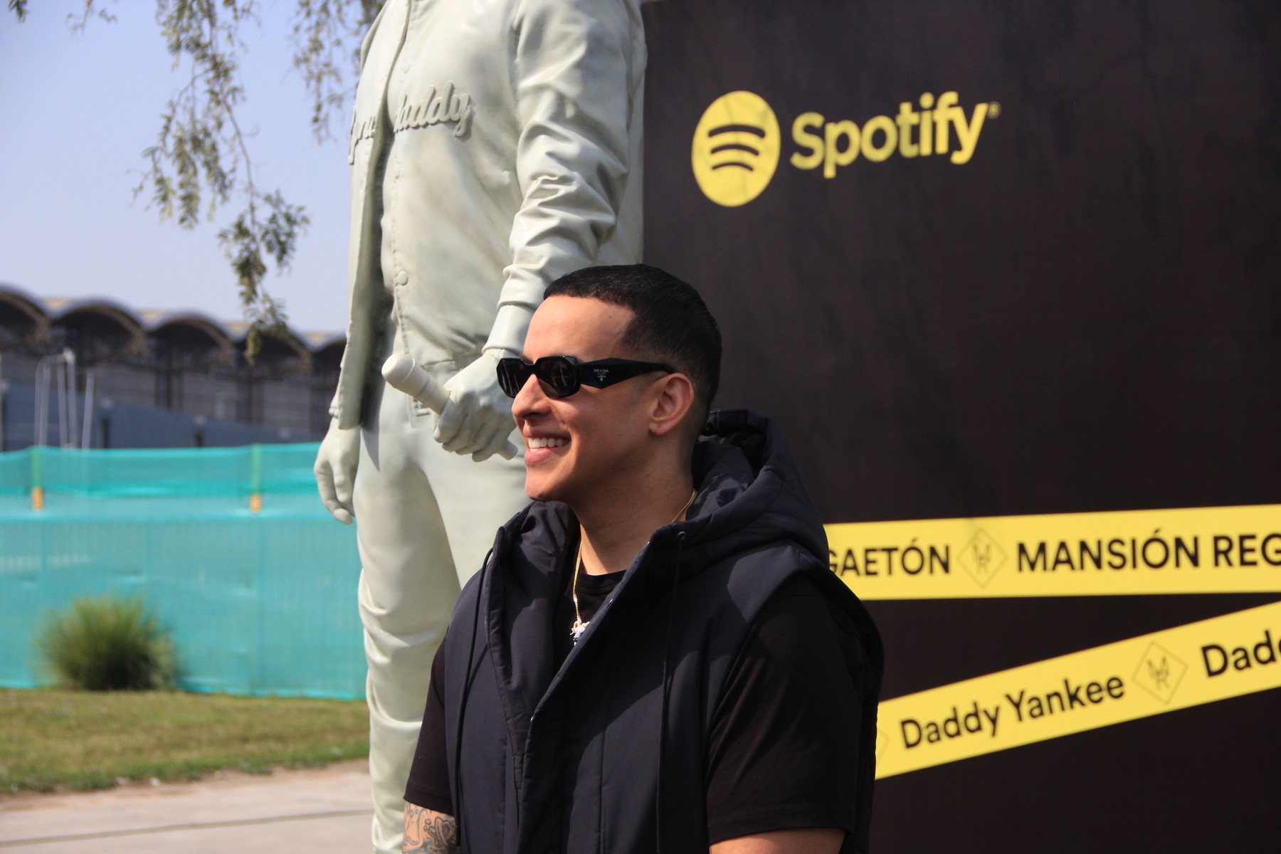 Antes de su primer concierto: Spotify homenajea a Daddy Yankee con estatua en Chile
