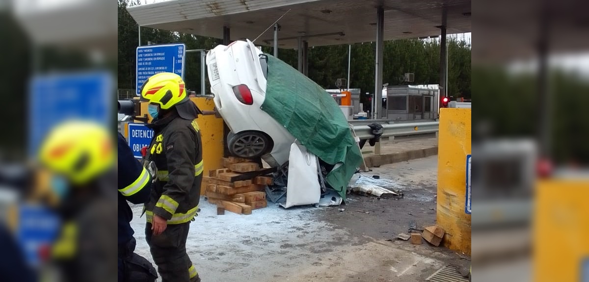 Matrimonio murió en violento accidente de tránsito: auto quedó incrustado en barrera del peaje